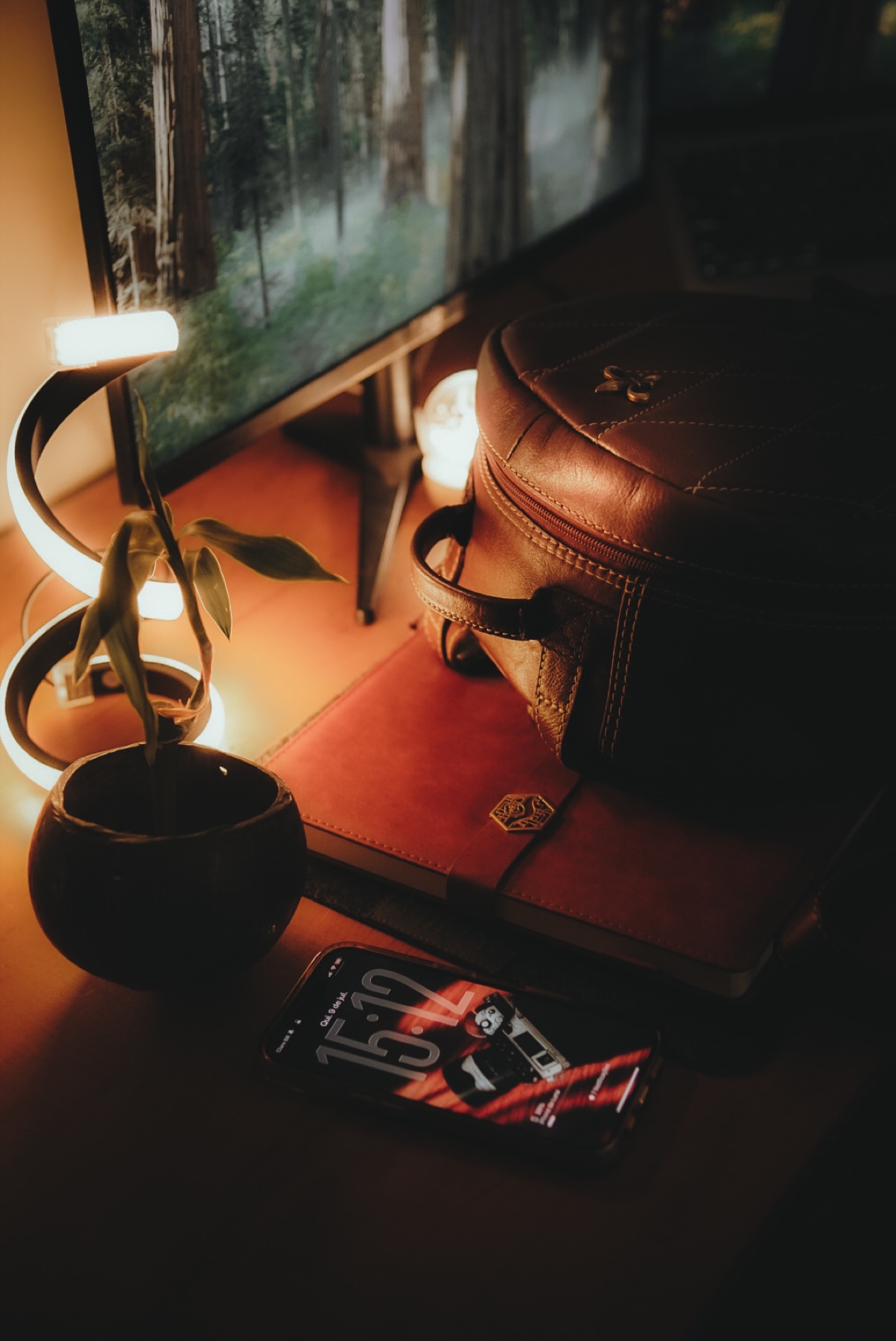 Mochila fotográfica em mesa iluminada, editada com a Collection 01